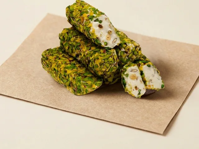 Slivered-pistachio coated white pistachio Aleppo-style lokum